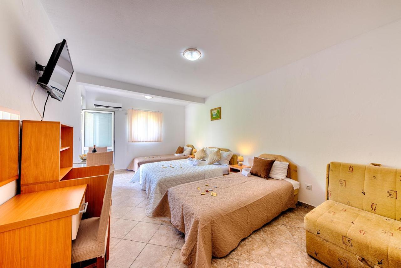 Hotel Dana Čanj Buitenkant foto