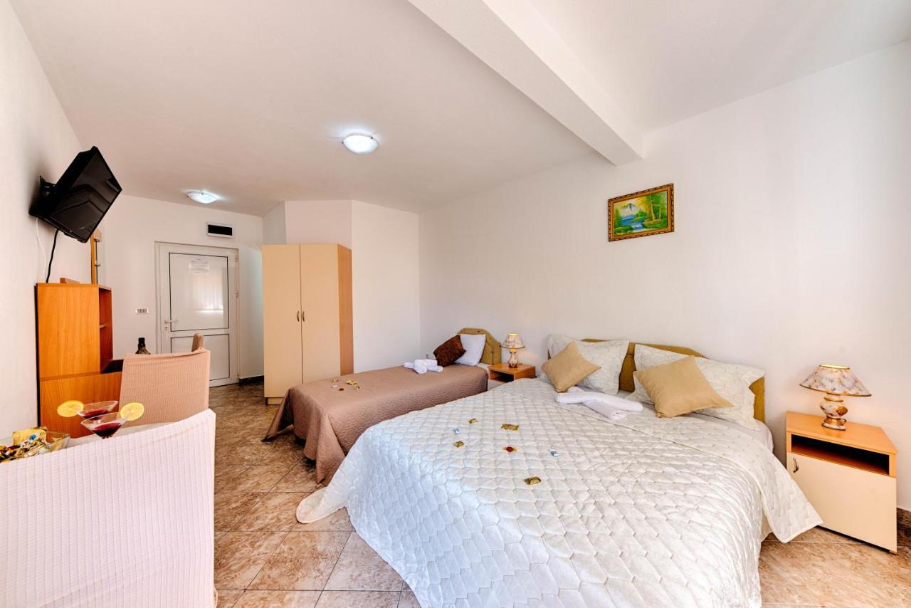 Hotel Dana Čanj Buitenkant foto