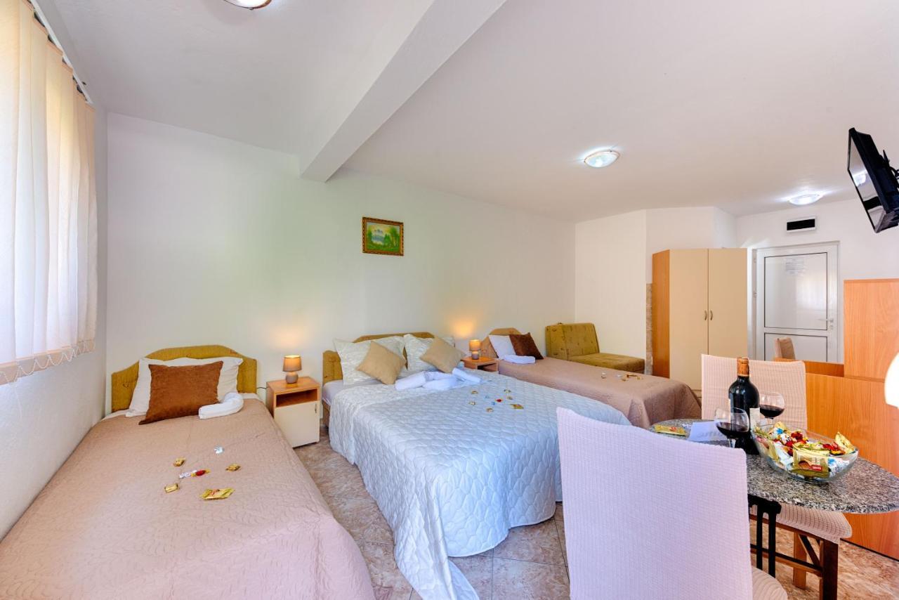 Hotel Dana Čanj Buitenkant foto