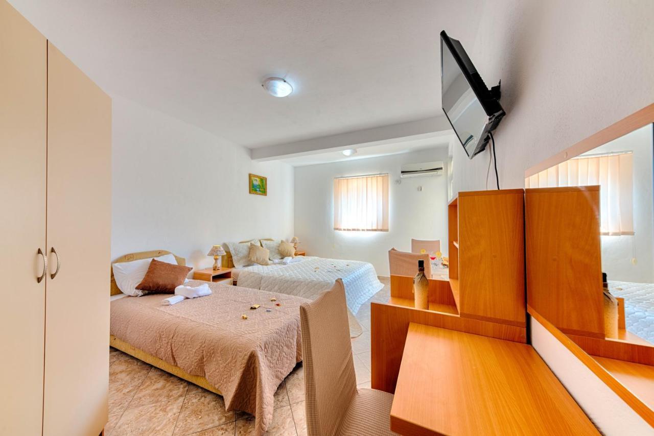 Hotel Dana Čanj Buitenkant foto